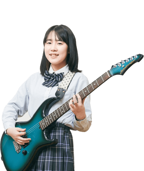 ギターを弾いている女子学生の写真